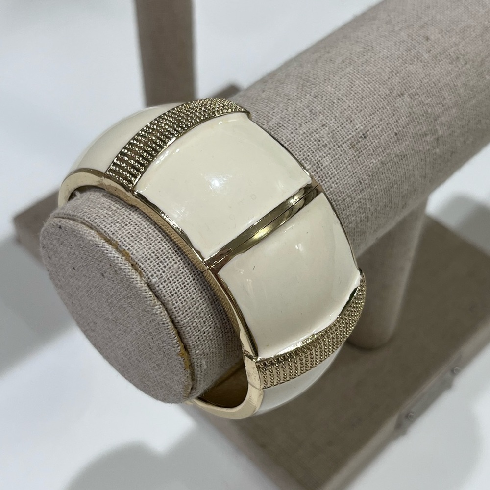 RARE  Toss Designs goldtone and cream enamel bracelet